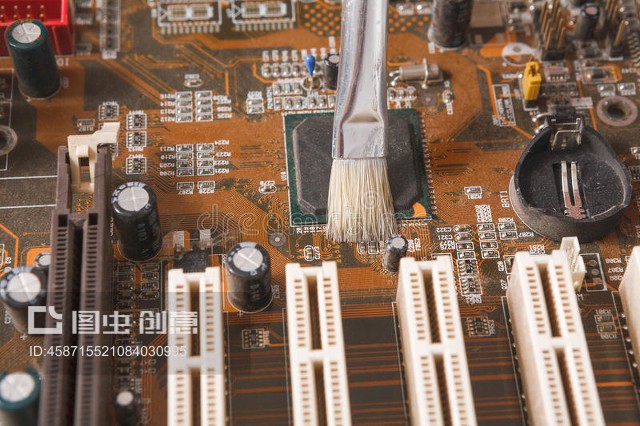 關閉清理計算機組件Cleaning computer components close up